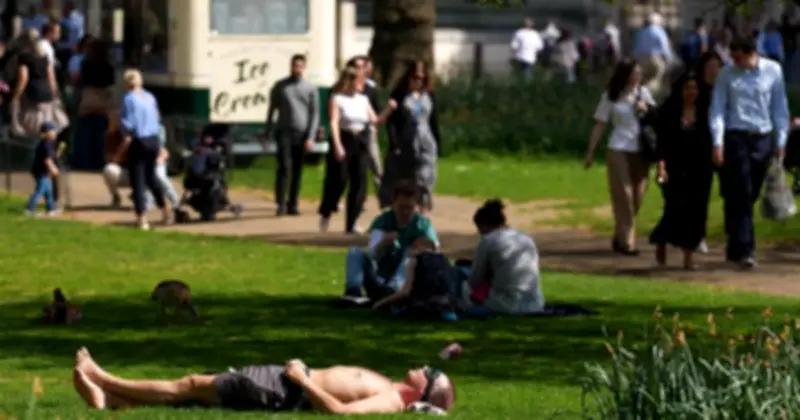 Nắng nóng bất thường hoành hành khắp thế giới, cảnh báo biến đổi khí hậu