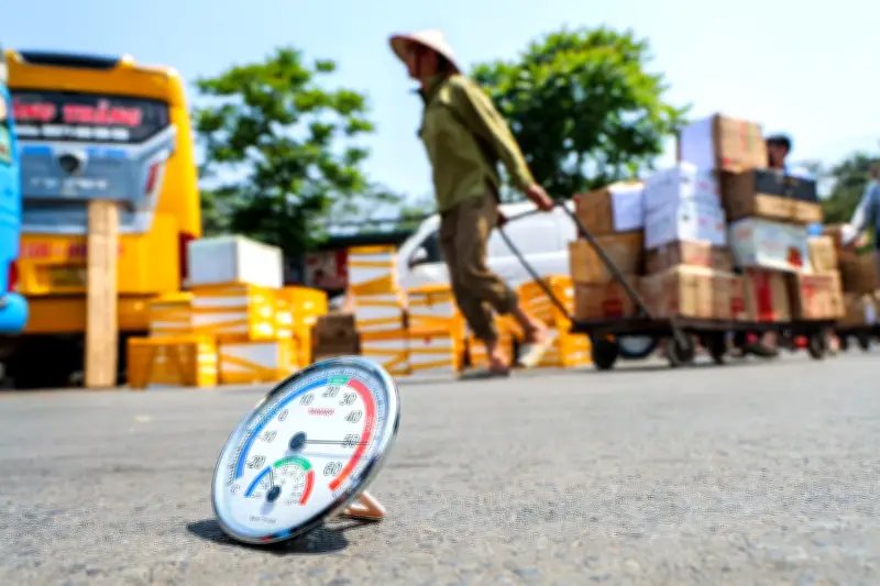 Nắng nóng gay gắt bao trùm Bắc Bộ, Trung Bộ chạm ngưỡng trên 40 độ C