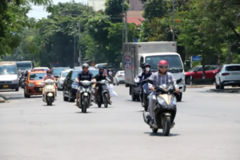 Nắng nóng gay gắt bao trùm miền Trung, nhiệt độ vượt 40 độ C, cảnh báo cháy nổ và sức khỏe