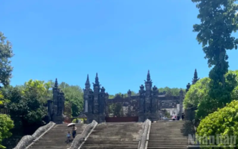 Nắng nóng gay gắt bao trùm nhiều khu vực, nhiệt độ có nơi vượt 40 độ C