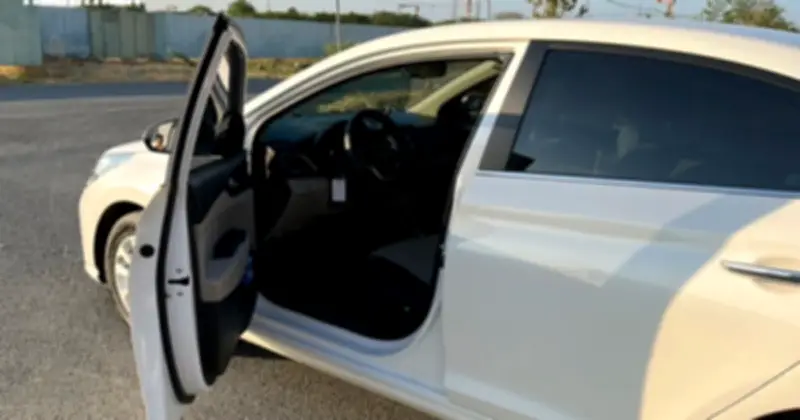 Nắng nóng gay gắt, ô tô đỗ ngoài trời biến thành 'lò lửa' nguy hiểm