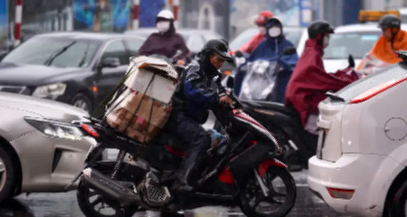 Nắng nóng tăng mạnh, không khí lạnh rình rập gây giông sét trong tháng tới