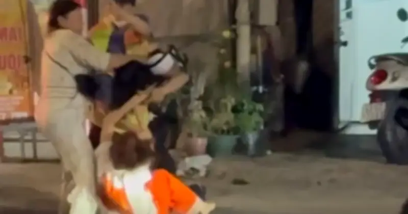 Đà Nẵng: Phụ nữ vượt rào chắn đường sắt, hành hung nhân viên gác chắn khi tàu sắp đến