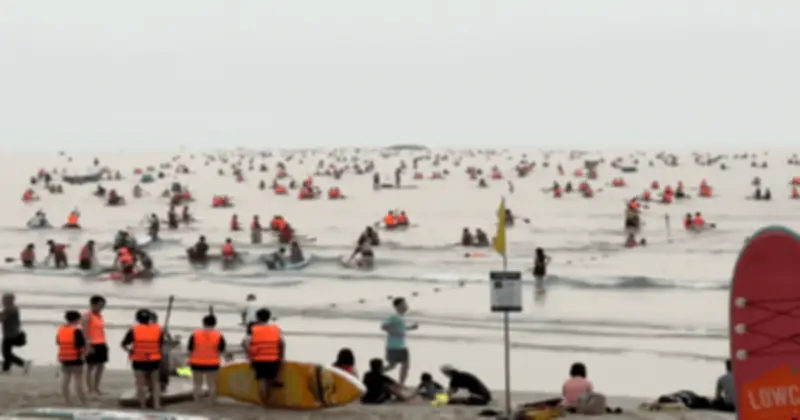 Đà Nẵng 'thất thủ' trước dòng người du lịch sớm, bãi biển đông nghẹt từ đầu tháng 4