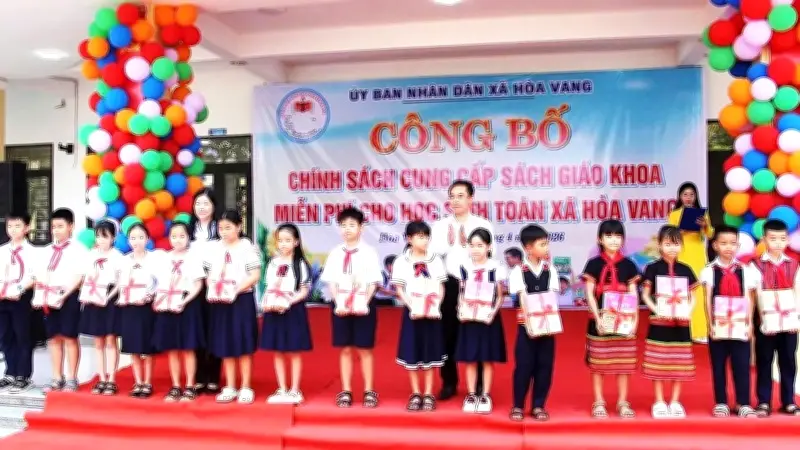 Đà Nẵng: Xã Hòa Vang tiên phong cấp sách giáo khoa miễn phí cho học sinh