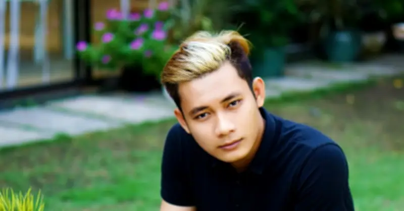 Đạo diễn triệu view bất ngờ làm giám đốc ngân hàng vì sợ nghèo trở lại