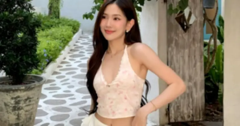 Áo Yếm Cổ Chữ V: Biểu Tượng Thời Trang Quyến Rũ Cho Mùa Hè Năng Động