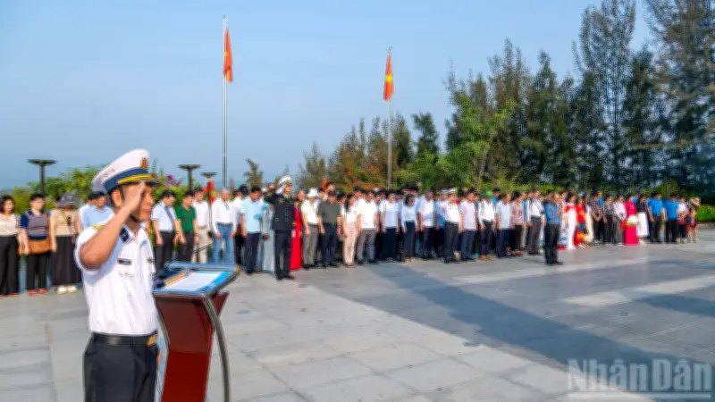 Đoàn công tác dâng hương tưởng niệm các chiến sĩ Gạc Ma tại Khánh Hòa