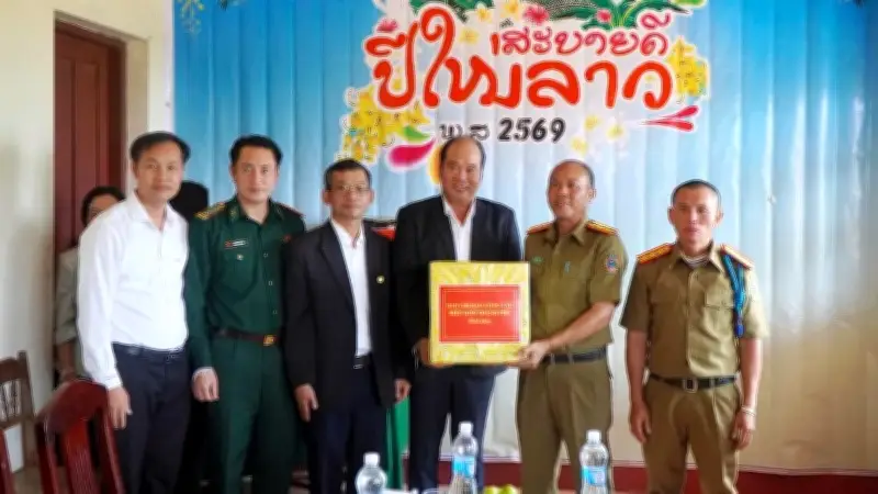 Đoàn công tác Huế thăm, tặng quà biên giới Lào nhân dịp Tết Bunpimay