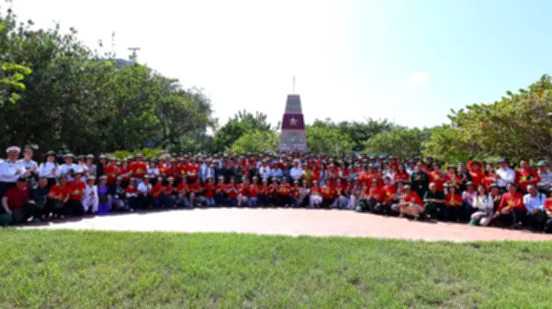 Đoàn công tác số 10 thăm Trường Sa và nhà giàn DK1, tặng quà và giao lưu văn nghệ