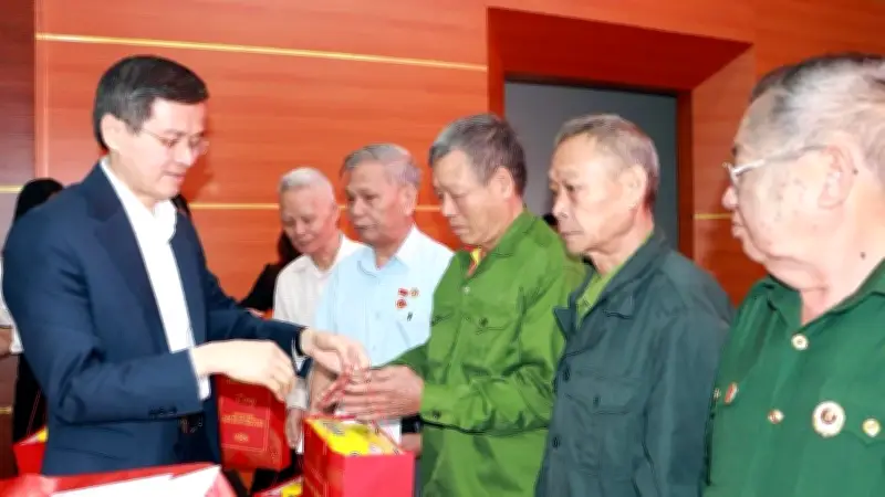 Đoàn công tác trao 200 suất quà cho hộ nghèo tại Lai Châu