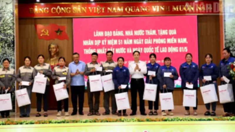 Đoàn công tác Trung ương thăm, tặng quà tại Sơn La nhân dịp 30/4 và 1/5