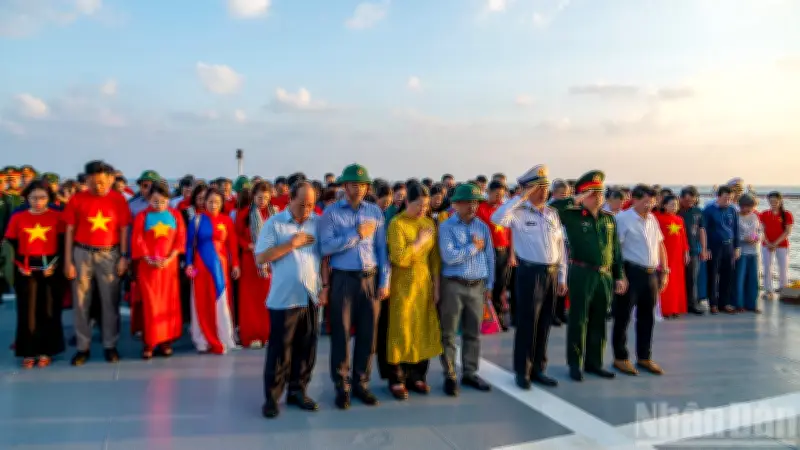 Đoàn kiều bào dâng hương tưởng niệm anh hùng liệt sĩ tại Trường Sa