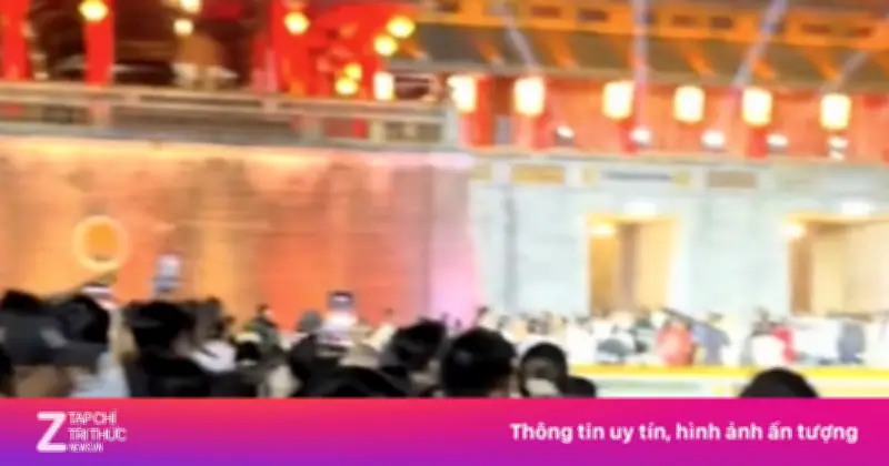 Đoàn người đổ về Đại Nội Huế dịp nghỉ lễ gây sốt