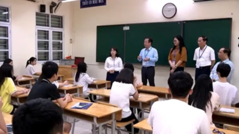 Áp lực thi vào lớp 10: Kỳ thi phân luồng hay ngưỡng cửa cần thay đổi?