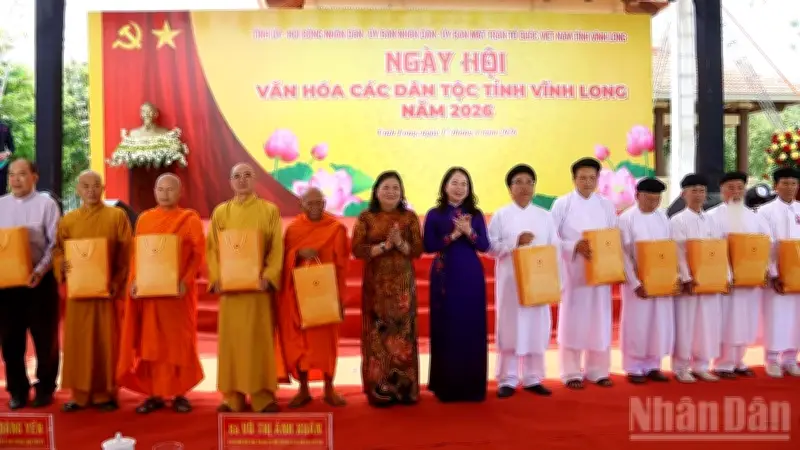 Phó Chủ tịch nước Võ Thị Ánh Xuân dự sự kiện tại Vĩnh Long, trao quà và nhà đại đoàn kết