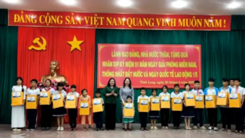 Phó Chủ tịch nước Võ Thị Ánh Xuân thăm và tặng quà tại Vĩnh Long