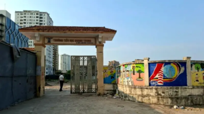 Phụ huynh bức xúc vì trường xây chậm, hàng trăm học sinh phải học tạm