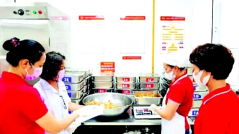 Phụ Huynh Giám Sát Bữa Ăn Bán Trú: Nỗ Lực Đảm Bảo An Toàn Thực Phẩm Học Đường