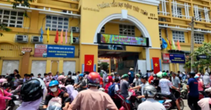 Phụ huynh vất vả đón con giữa trưa nắng sau vụ nghi ngộ độc thực phẩm
