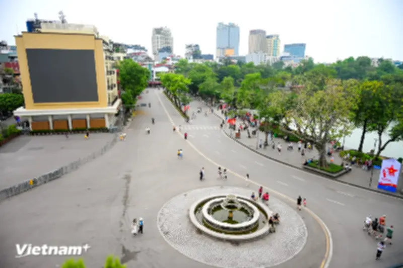 Phố đi bộ Hồ Gươm rực rỡ trong ngày Giỗ Tổ Hùng Vương