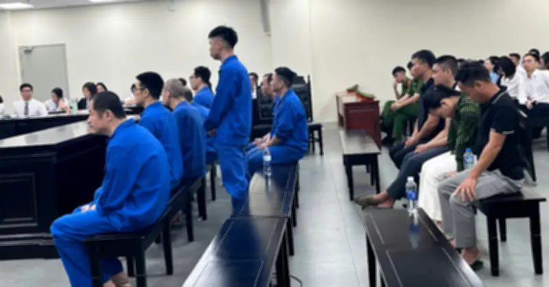 Phụ nữ cấu kết với đàn ông nước ngoài rút tiền tỷ từ nhiều thẻ visa của người khác