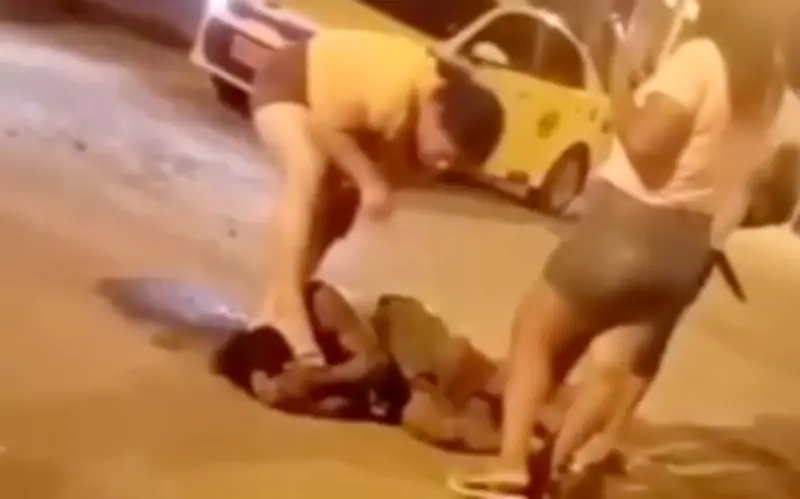 Phụ nữ Ecuador đánh bất tỉnh tên cướp ngay tại nơi làm việc, video lan truyền mạnh