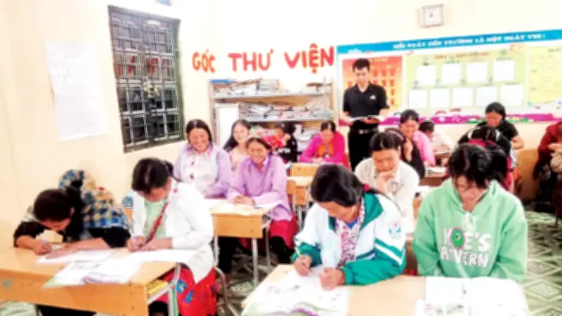 Phụ nữ H'Mông vùng cao Tà Xùa miệt mài xóa mù chữ, viết lại cuộc đời