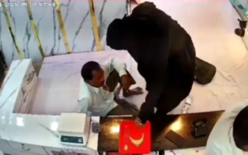 Phụ nữ mặc burqa dùng súng cướp cửa hàng trang sức ở Ayodhya, Ấn Độ