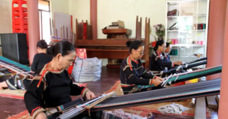 Phụ nữ Mnông R'lăm hồi sinh nghề truyền thống: Dệt thổ cẩm, ủ rượu cần, làm gốm ven hồ Lắk