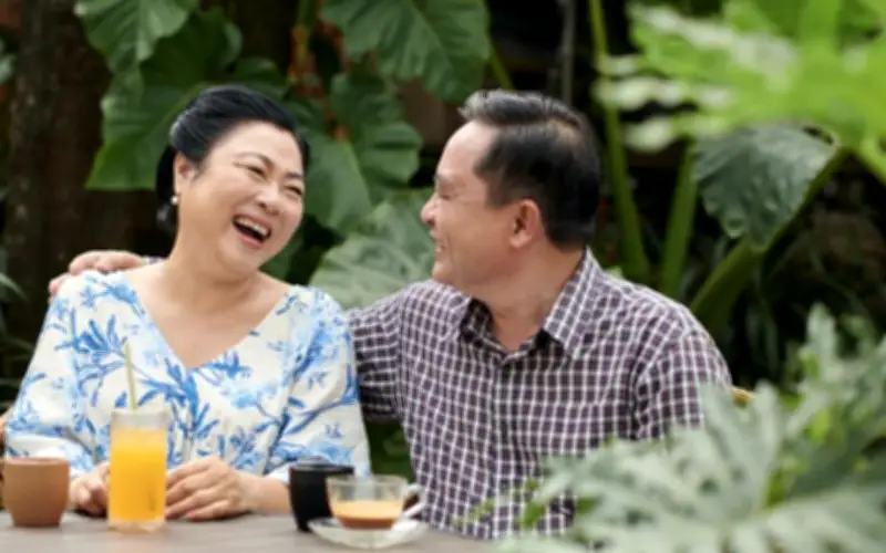 Phụ nữ U60 sau hưu trí: Hẹn hò 3 người đàn ông rồi chọn sống một mình