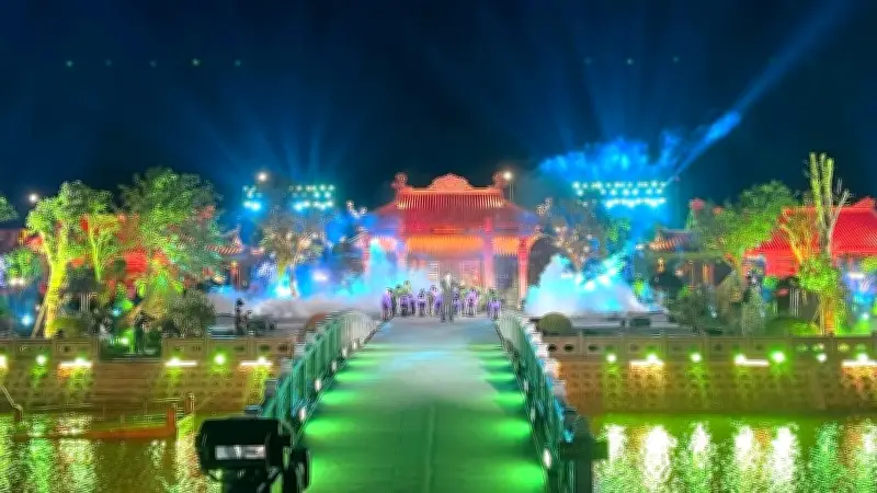 Phó Thủ tướng Lê Tiến Châu dâng hương tại Bến phà Gianh trong chương trình 'Bản hùng ca trên sông'