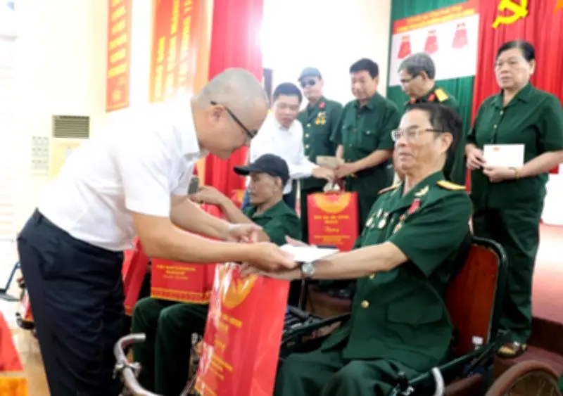 Phú Thọ trao quà tri ân thương binh, bệnh binh nhân dịp kỷ niệm