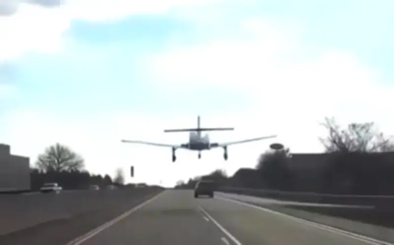 Phi Cơ Hạ Cánh Khẩn Cấp Trên Đường Cao Tốc Mỹ, Camera Xe Ô Tô Ghi Lại Khoảnh Khắc Kỳ Diệu