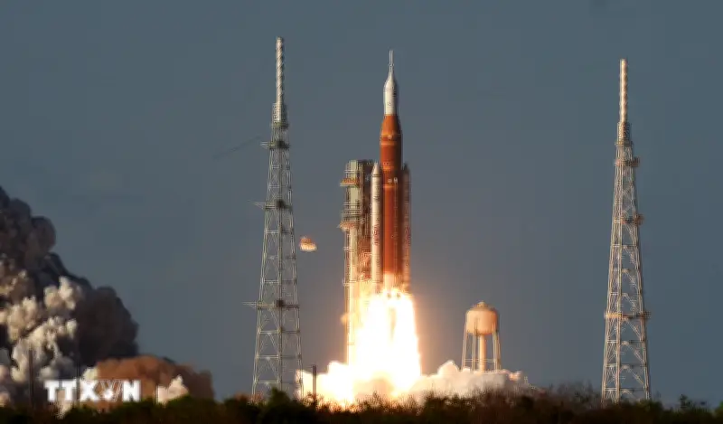 Phi hành gia Mỹ Artemis II gặp sự cố nhà vệ sinh khi bay tới Mặt Trăng