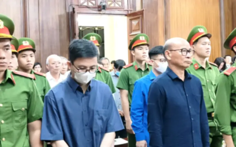 Phiên tòa xét xử 32 bị cáo trong vụ án sang tay khu đất vàng 39-39B bến Vân Đồn