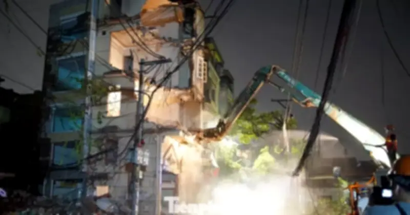 Phường Hồng Hà phá dỡ công trình bàn giao mặt bằng thi công cầu Trần Hưng Đạo