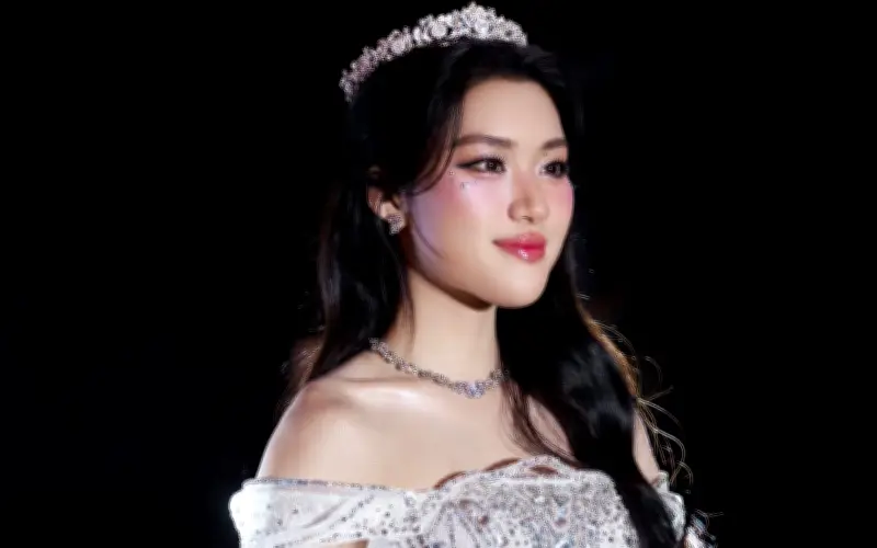 Phương Oanh diện váy cưới gây tranh cãi: Đẹp hay phản cảm?