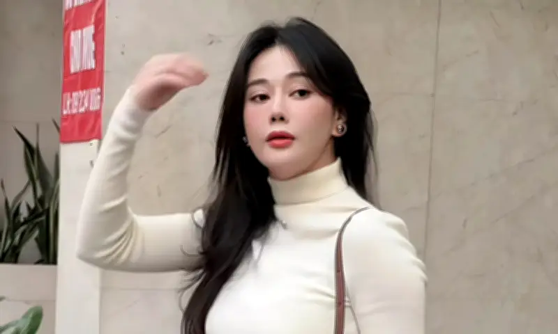 Phương Oanh Gây Chú Ý Với Diện Mạo Mới Lạ, Thay Đổi Phong Cách Đột Ngột