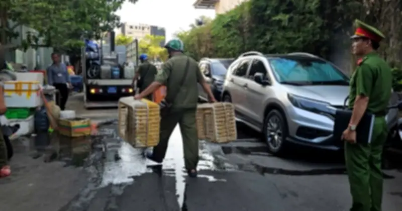 Phường Thạnh Mỹ Tây ra quân xử lý tình trạng lấn chiếm lòng lề đường buôn bán