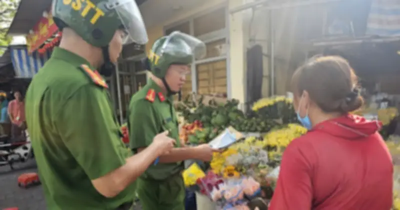 Phường Vũng Tàu ra quân xử lý chiếm dụng vỉa hè, lập 12 biên bản vi phạm