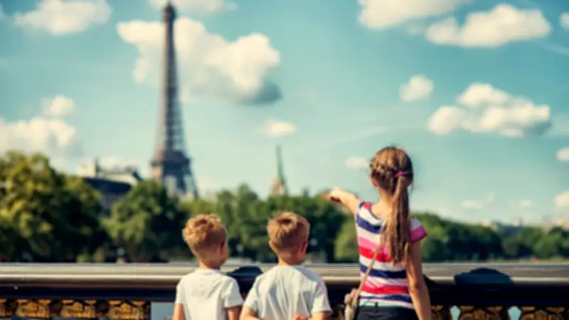 Pháp cân nhắc cấm điện thoại cho giới trẻ, tranh cãi về tác động xã hội