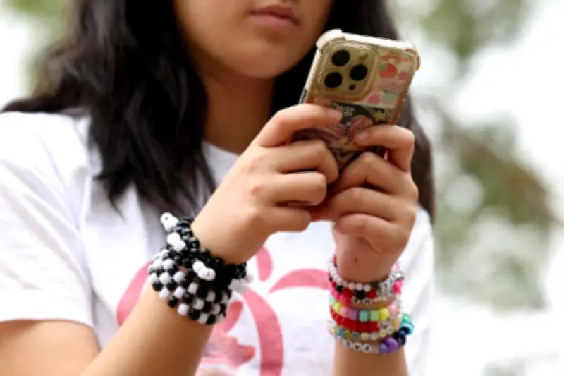 Pháp thúc đẩy luật cấm trẻ dưới 15 tuổi sử dụng mạng xã hội