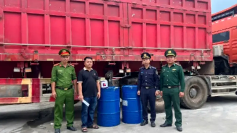 Phát Hiện 400 Lít Dầu Diesel Trong Ngăn Chứa Bí Mật Xe Đầu Kéo Tại Cửa Khẩu Lao Bảo