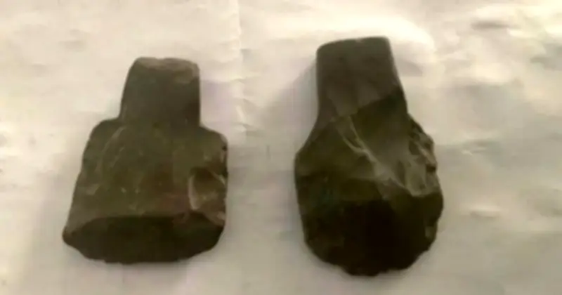 Phát hiện 5 rìu đá cổ 8.000 năm tại hang Én, Quảng Trị tiếp nhận hiến tặng