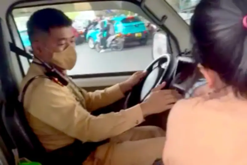 Phát hiện bé 3 tuổi co giật, CSGT Hà Nội lập tức ra quyết định khẩn cấp