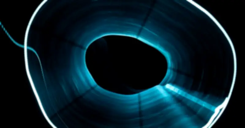 Phát Hiện Gây Sốc: Cấu Trúc Ánh Sáng Di Chuyển Nhanh Hơn Tốc Độ Ánh Sáng