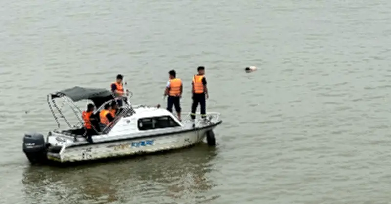 Phát hiện thi thể nam giới khoảng 30 tuổi ven sông Hồng gần cầu Vĩnh Tuy