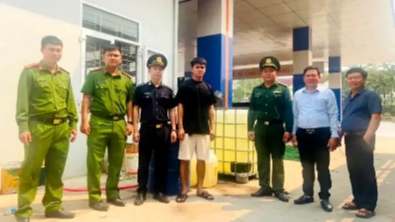 Phát hiện xe đầu kéo Lào vận chuyển 1.290 lít dầu diesel trái phép tại cửa khẩu Lao Bảo