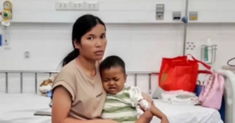 Phớt lờ lời khuyên, mẹ nghèo nợ trăm triệu giành sự sống cho con bị xơ gan